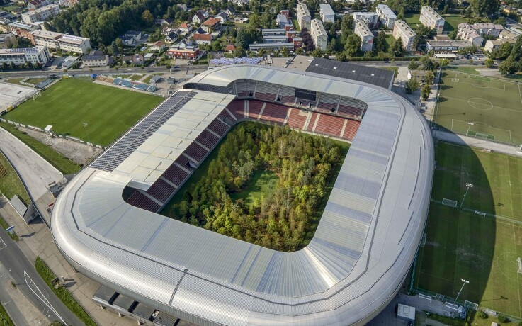 Skov fylder stadion i Østrig