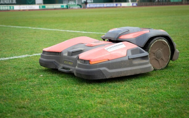 Bundesliga-groundsman har succes med robotklippere: "Med få forbedringer kan de blive en gamechanger"