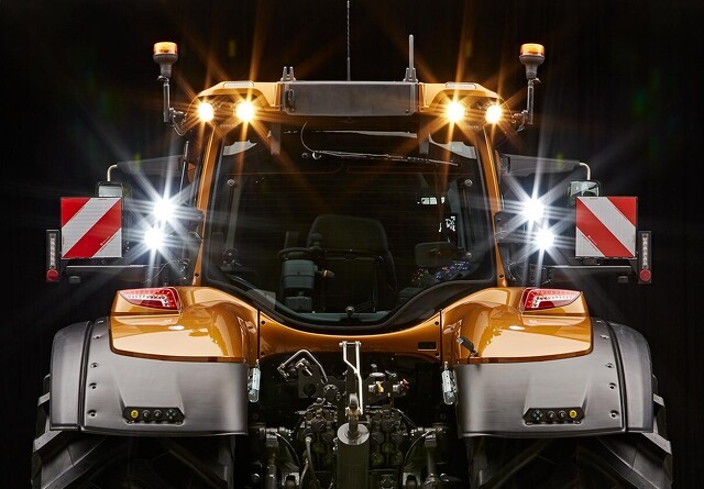 Valtra har set lyset: Lancerer fleksibelt arbejdslys-system til traktorer