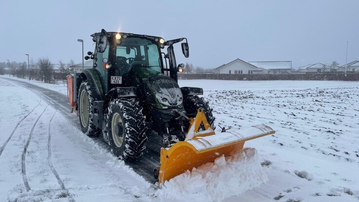 Svend investerede i ny traktormodel til sin vintertjeneste